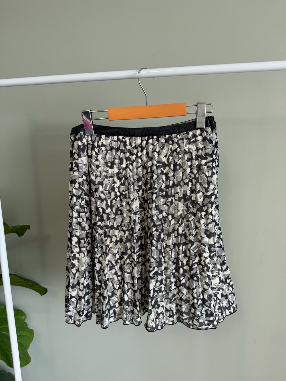 H&M Black and Gray Mini Accordian Pleated Skirt Size 8 - Picture 2 of 4